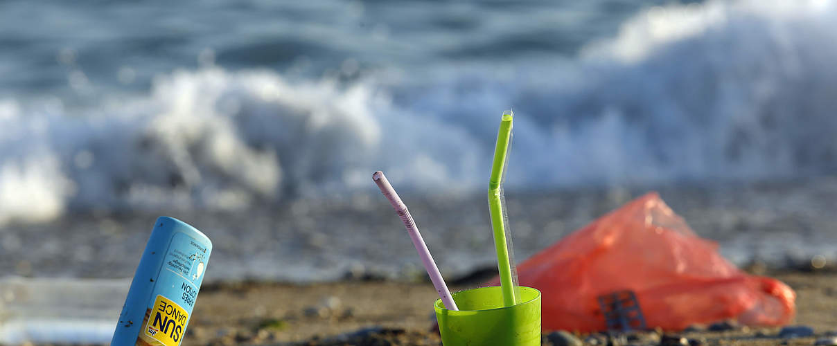 Plastikmüll am Mittelmeerstrand @ Milos Bicanski / WWF UK