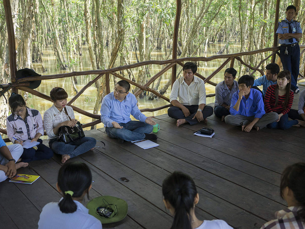 Workshop in Vietnam © Thomas Cristofoletti / WWF US