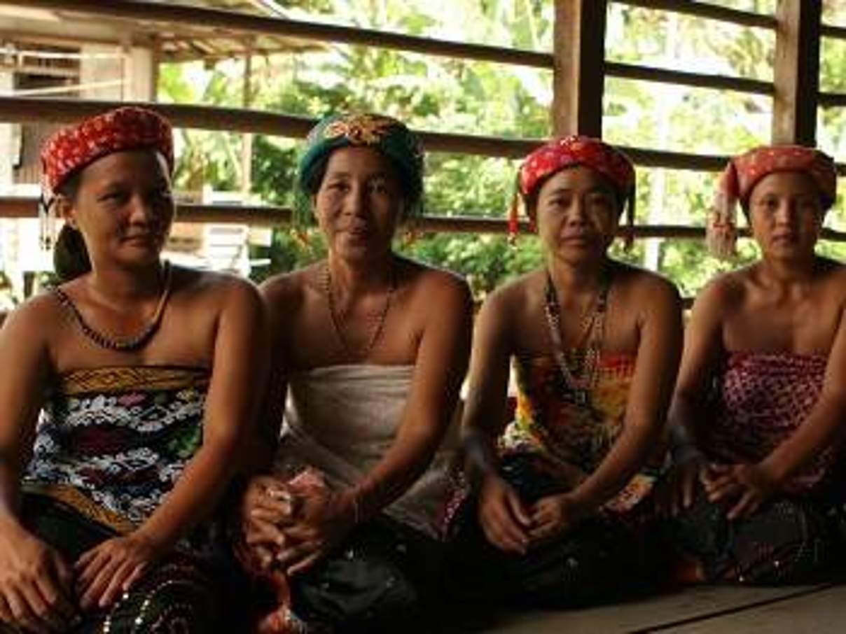 Dayak-Frauen auf Borneo © WWF-Indonesia / Jimmy Syahirsyah