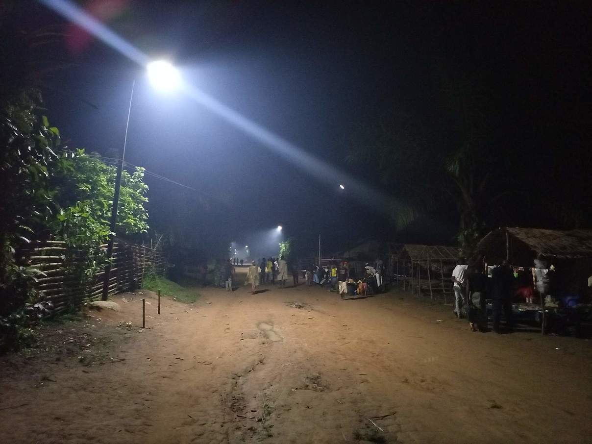 Das Licht der Laternen ermöglicht Handel © WWF / Salonga Das Licht der Laternen ermöglicht Handel © WWF / Salonga