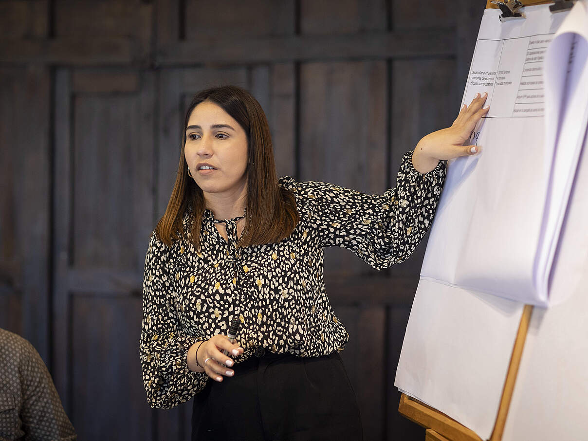 Linethe Santos stellt die strategischen Maßnahmen vor, die das Projekt „Clean Caribbean“ in Honduras und Guatemala umsetzt 