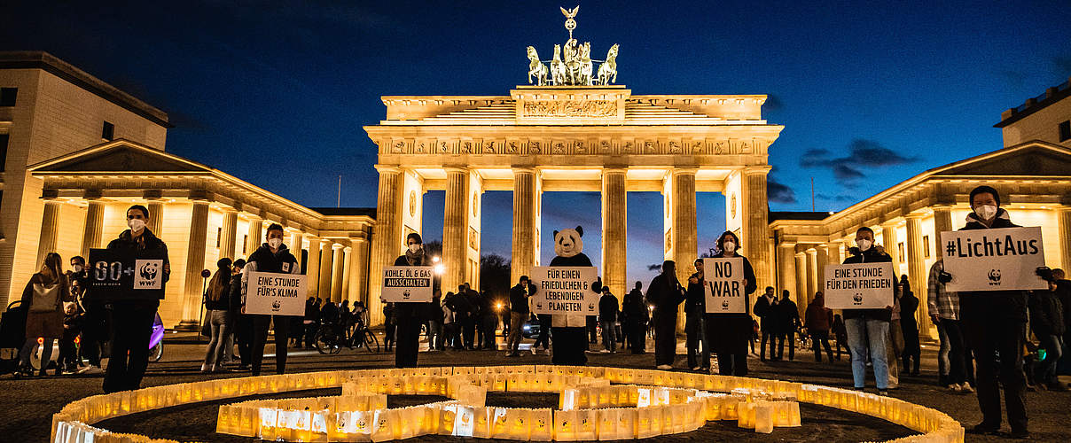 Die WWF-Aktion zur Earth Hour 2022 vor dem Brandenburger Tor © Andi Weiland / WWF