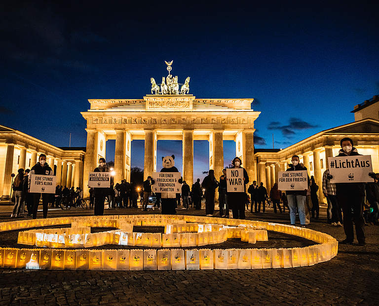 Die WWF-Aktion zur Earth Hour 2022 vor dem Brandenburger Tor © Andi Weiland / WWF