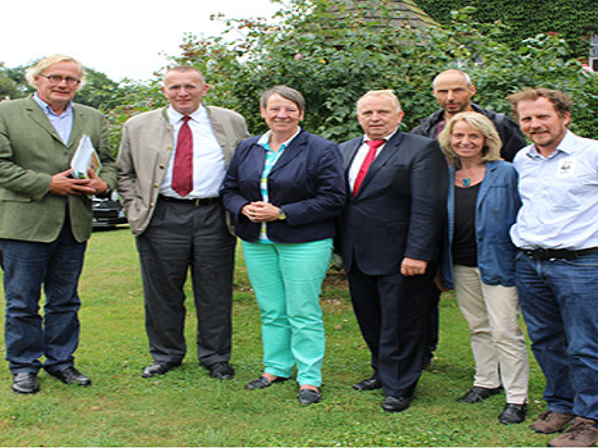 350 BM Hendricks c Wiebke LfA Elbe WWF v.l.n.r. Heinrich von Bassewitz, Carsten Koch, Barbara Hendricks, Till Backhaus, Frank Gottwald, Karin Stein-Bachinger, Matthias Meißner © Wiebke Elbe / WWF