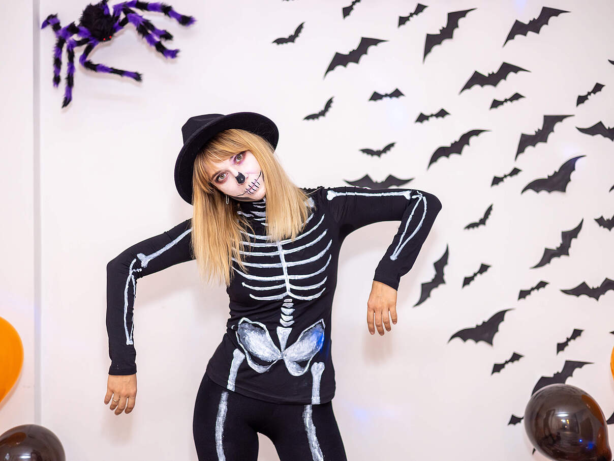 Frau mit Skelett-Kostüm für Karneval oder Halloween 