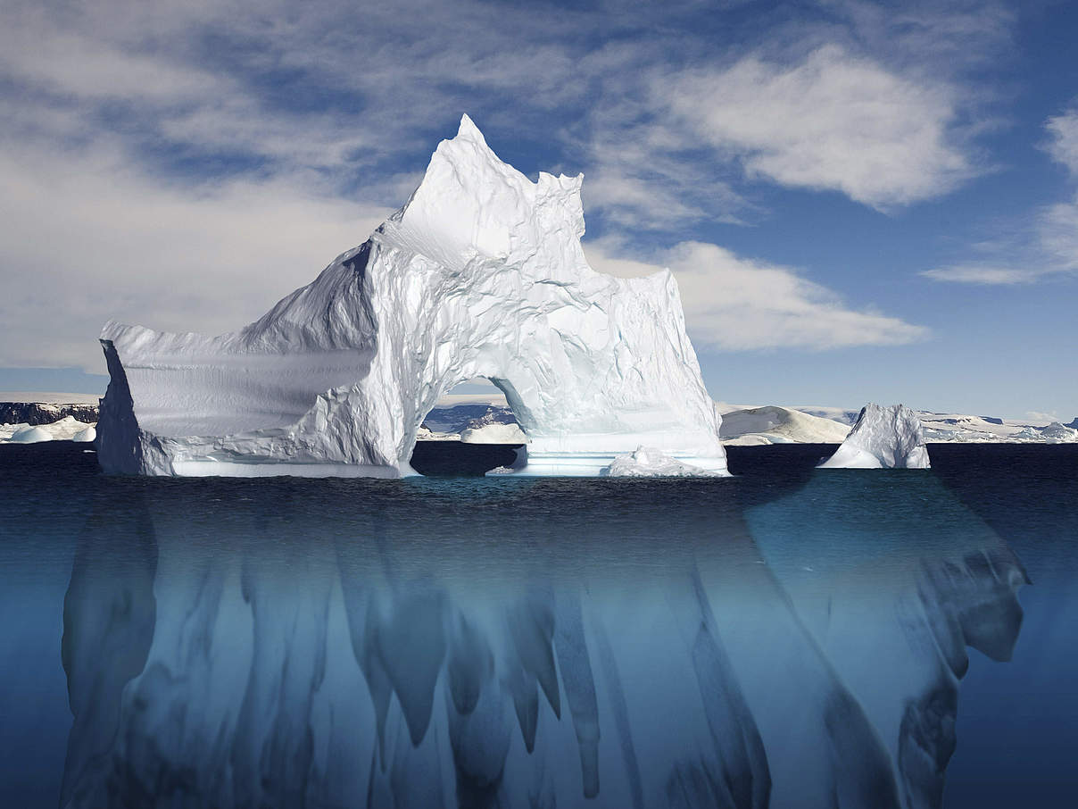 Arktischer Eisberg © naturepl.com / Bryan und Cherry Alexande / WWF-Canon
