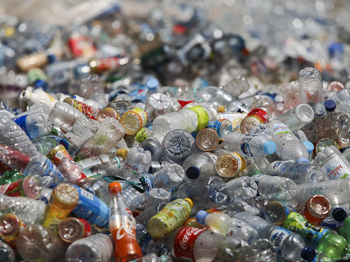 Plastikflaschen so weit das Auge reicht © Yunaidi Joepoet / WWF International