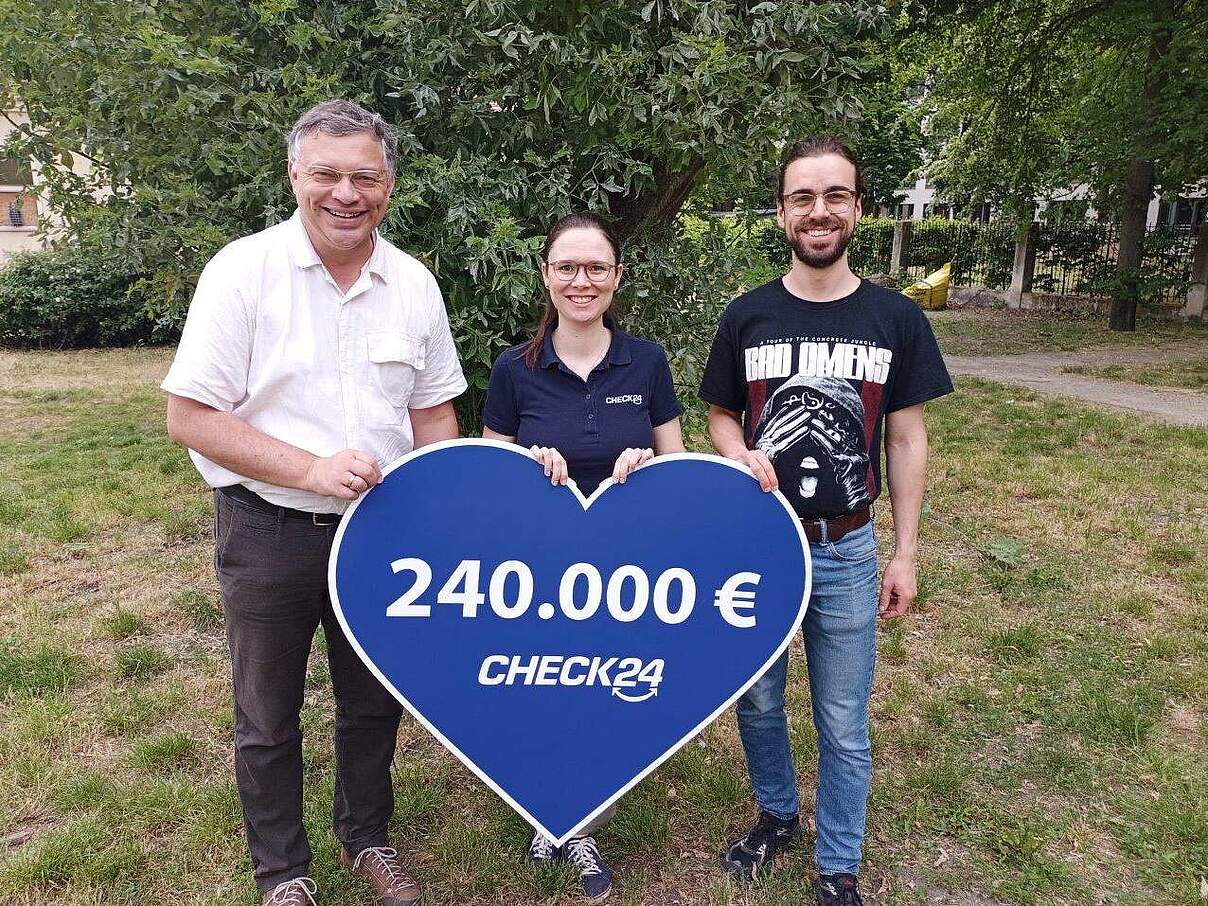 Scheckübergabe Check24 © WWF