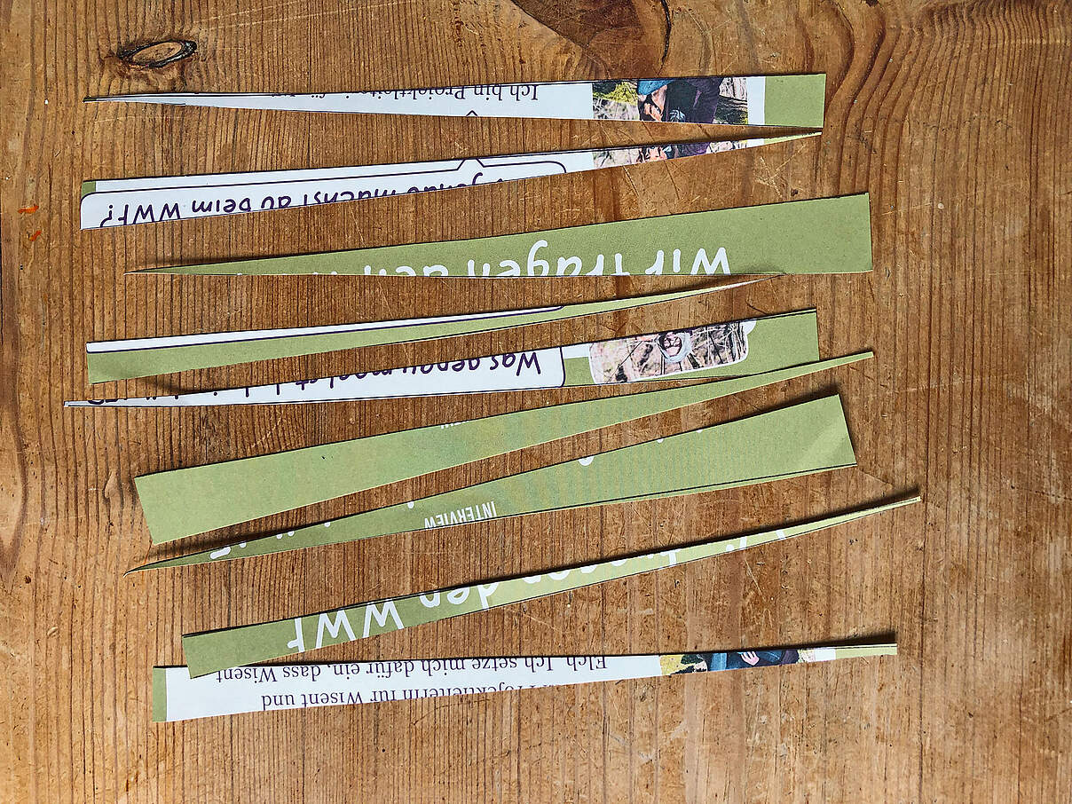 Aus diesen Altpapier-Streifen entsteht Schmuck 