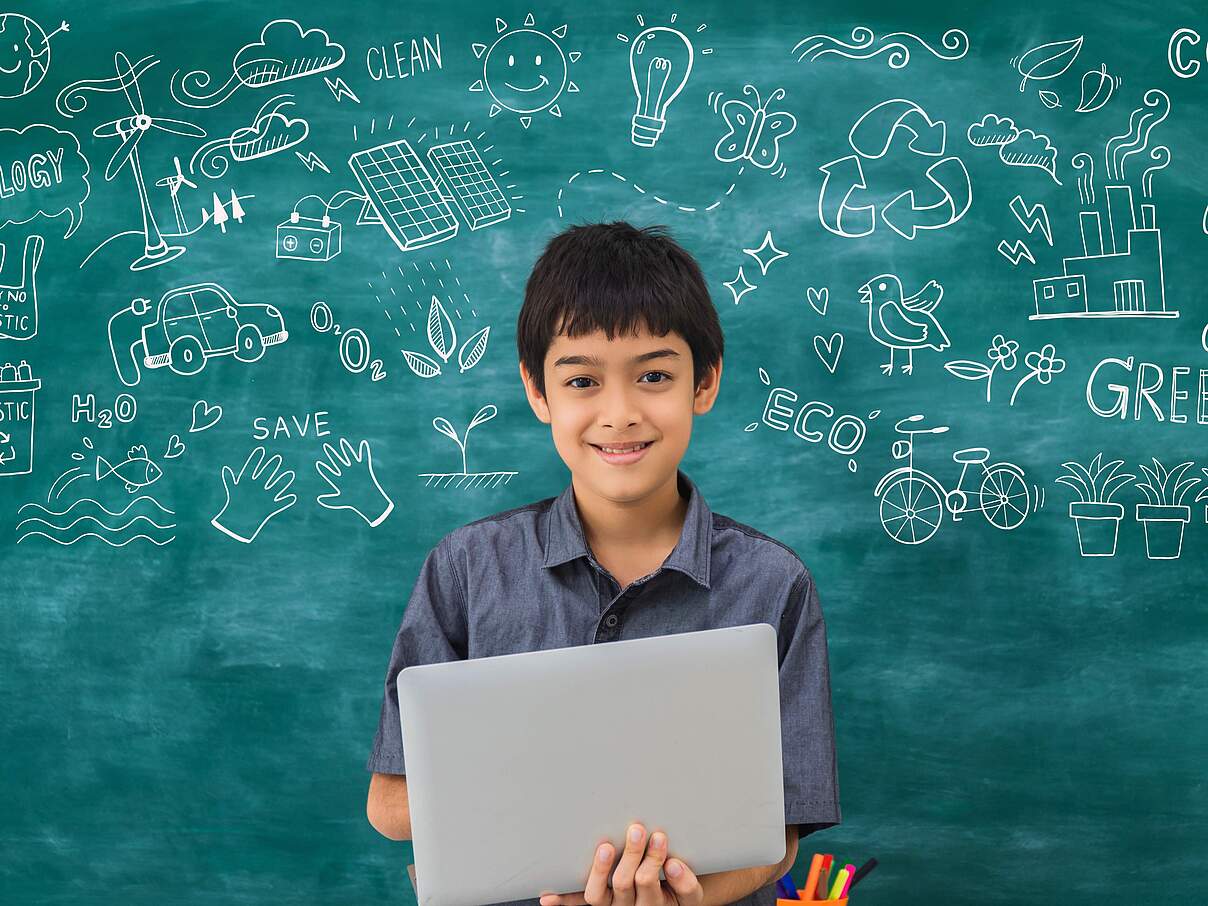 Schüler mit Computer vor Schultafel © GettyImages
