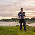 Patricia Roche mit Fernglas am Pantanal © Gianfranco Mancusi / WWF Paraguay