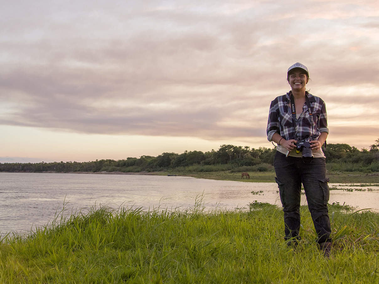 Patricia Roche mit Fernglas am Pantanal © Gianfranco Mancusi / WWF Paraguay