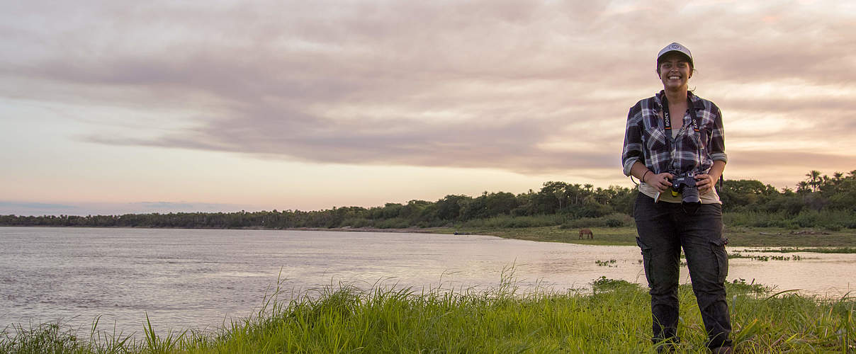 Patricia Roche mit Fernglas am Pantanal © Gianfranco Mancusi / WWF Paraguay