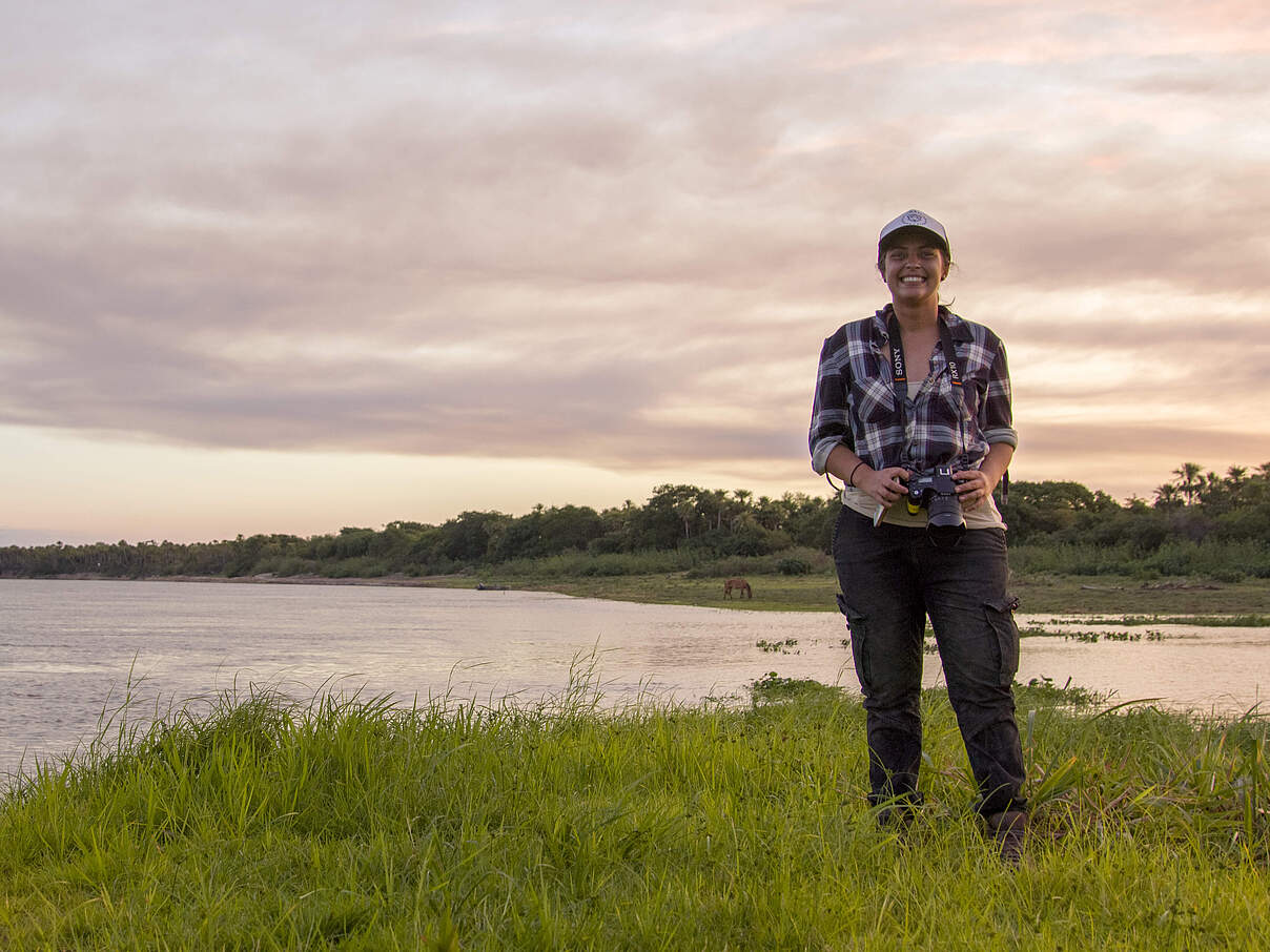 Patricia Roche mit Fernglas am Pantanal © Gianfranco Mancusi / WWF Paraguay