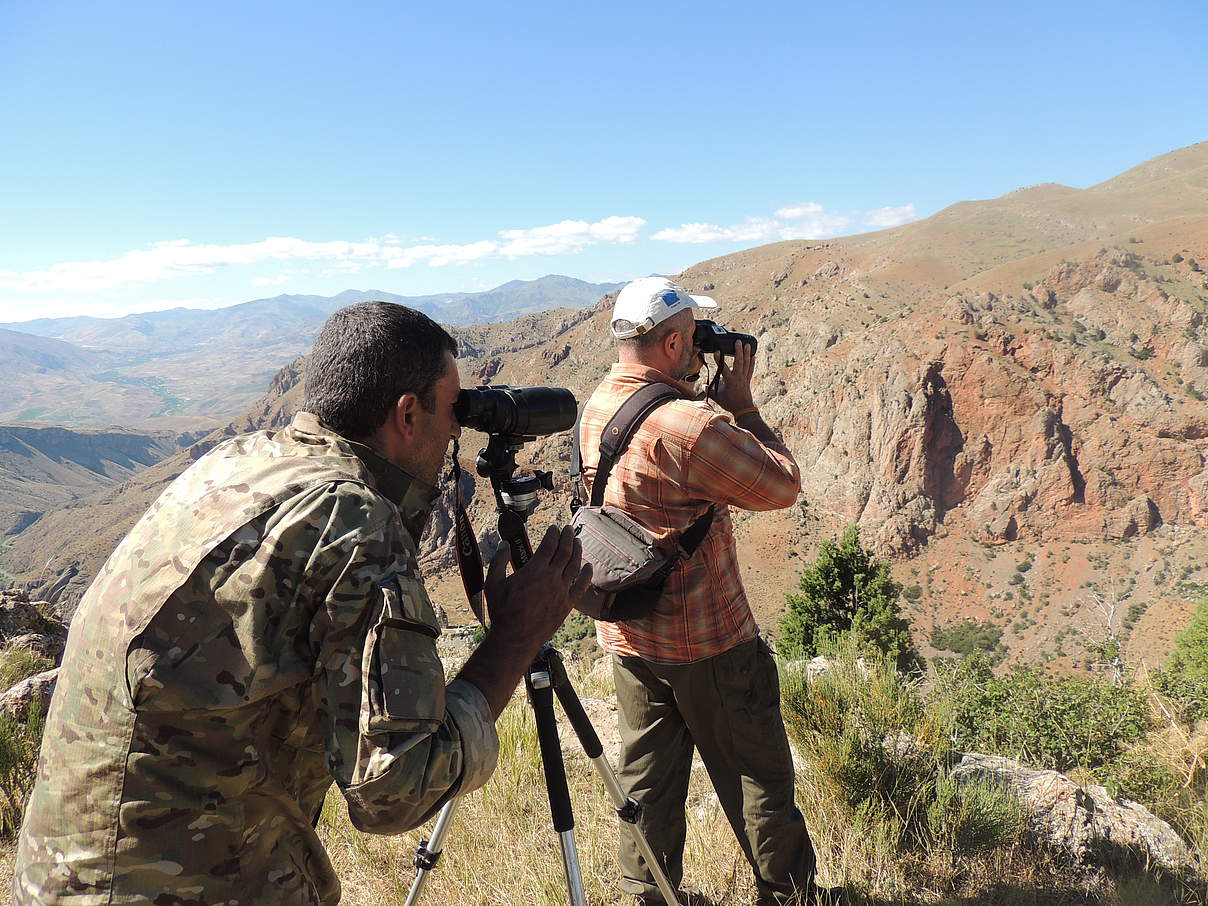 Wildtier-Experte Alexander Malkhasyan mit einem Ranger in Gnishik © WWF