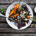 Teller mit Hülsenfrüchten und Karotten © GettyImages