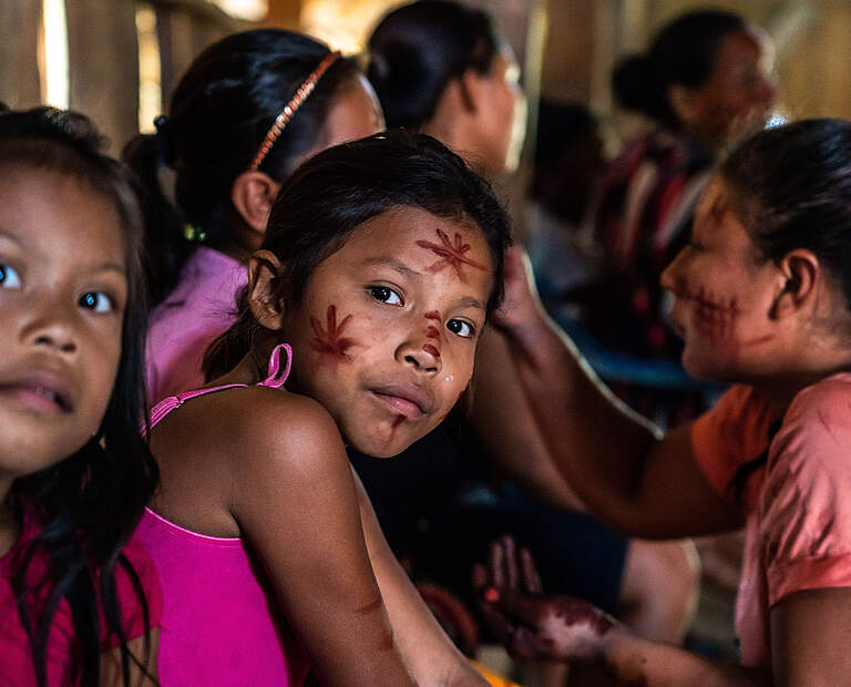 Mädchen während der Dabucurí-Zeremonie im Resguardo El Itilla, Guaviare in Kolumbien © CEMI/ Ana María Zuluaga
