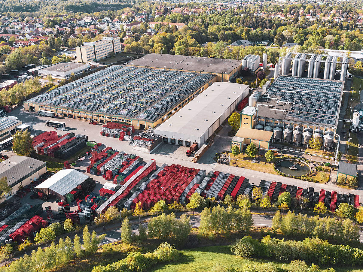 Solaranlage auf Fabrikdach © imago images / Mario Aurich