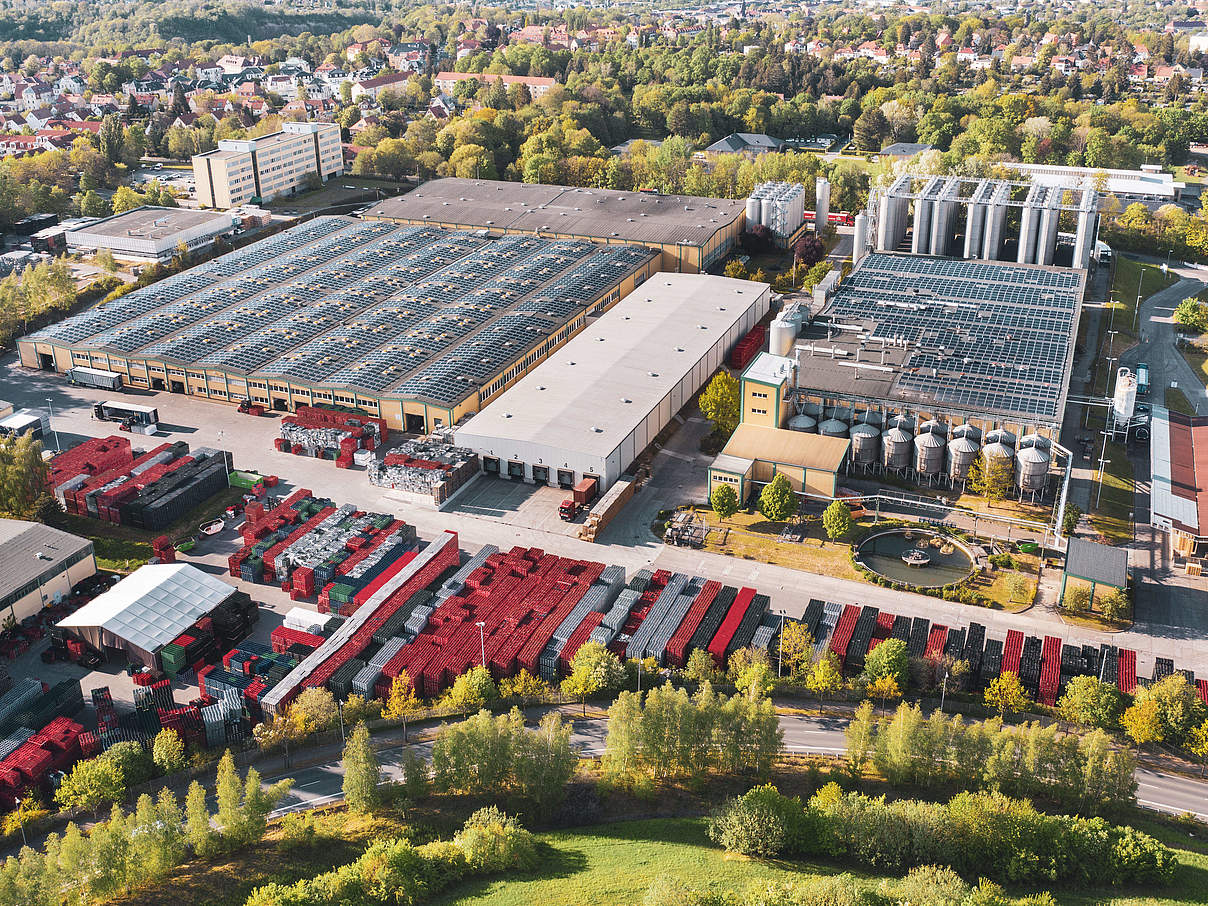 Solaranlage auf Fabrikdach © imago images / Mario Aurich