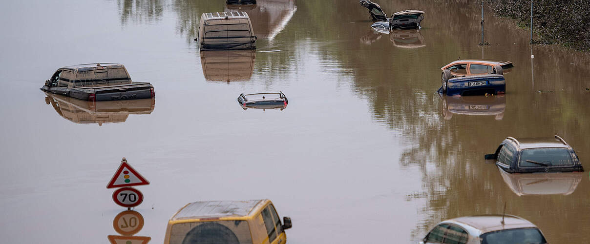 Das Hochwasser bei Erftstadt: schwimmende Autos auf der Bundesstraße © picturealliance / dpa / Marius Becler
