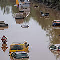 Das Hochwasser bei Erftstadt: schwimmende Autos auf der Bundesstraße © picturealliance / dpa / Marius Becler