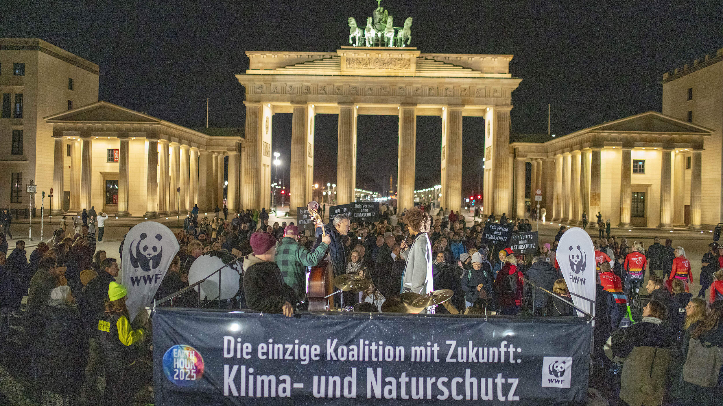 Die Earth Hour 2025 am Brandenburger Tor in Berlin © Kathrin Tschirner / WWF