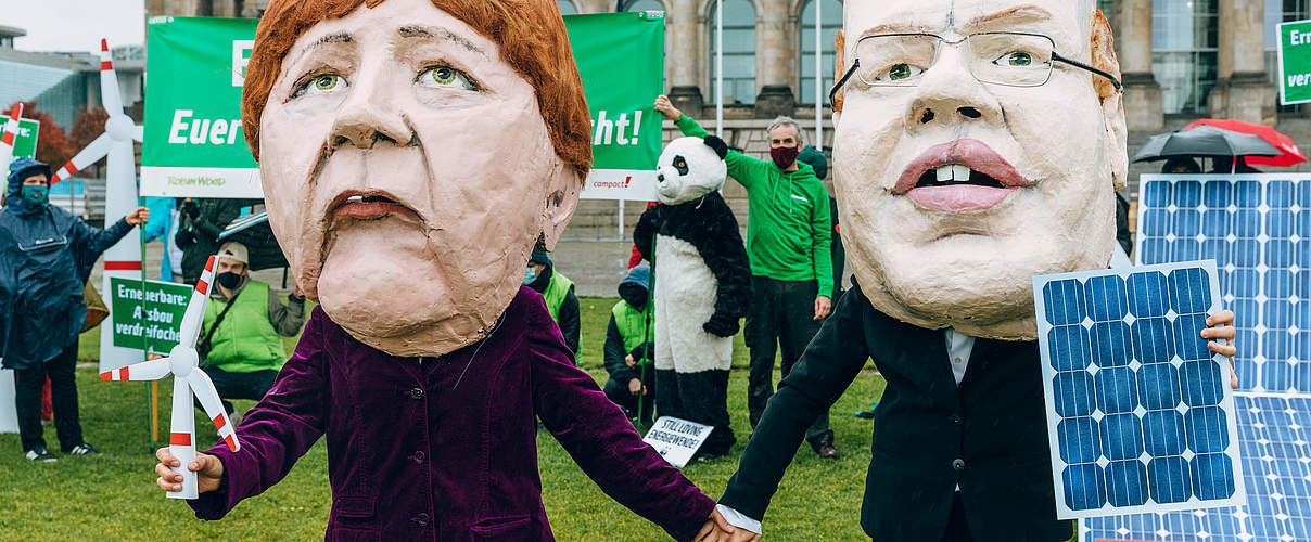 Protest als Merkel und Altmaier verkleidet © Marlene Gawrisch / WWF