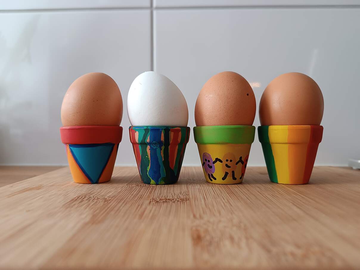 Bunt bemalte Eierbecher