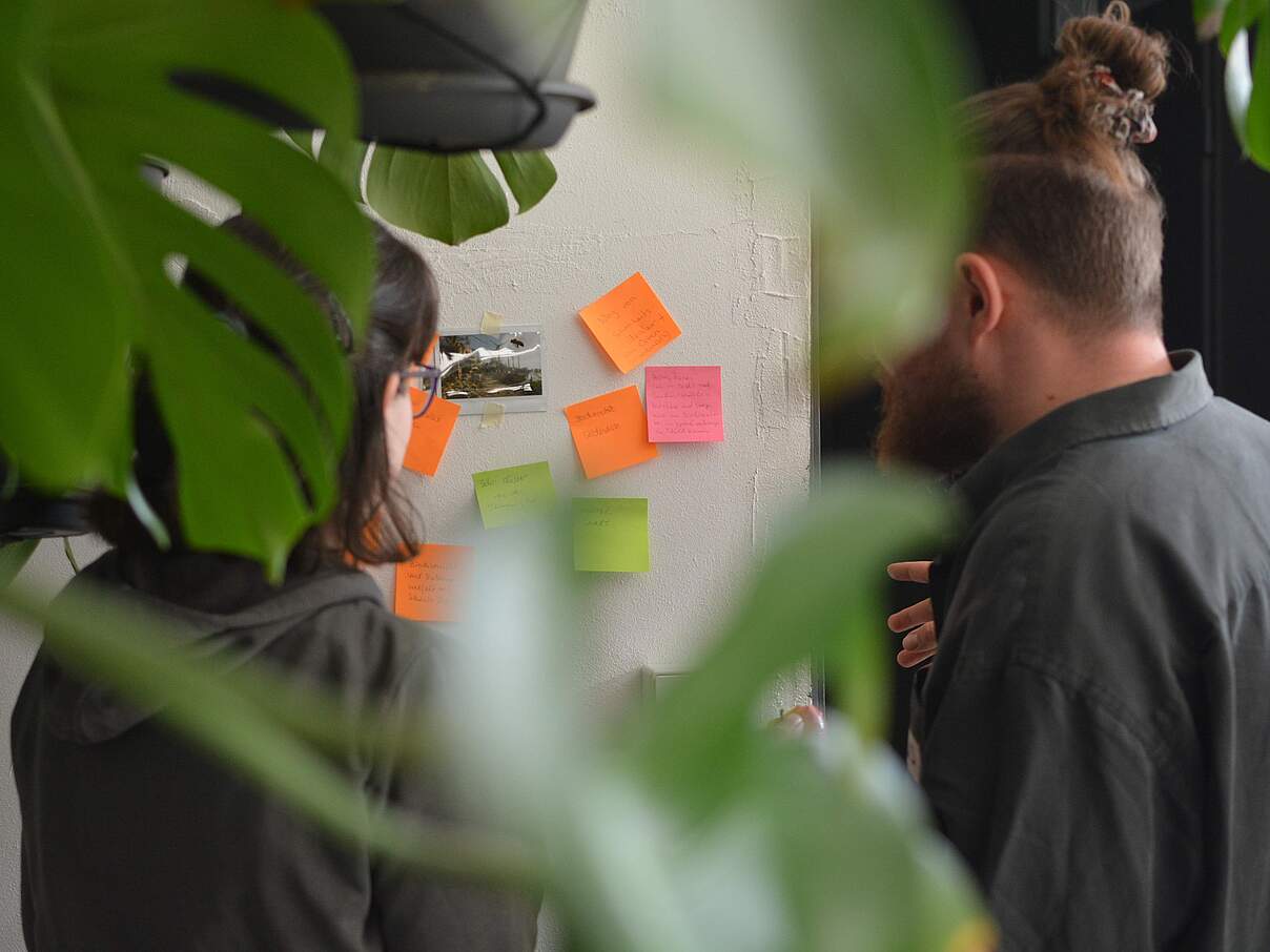 Teilnehmende des Beteiligungsprozesses diskutieren über ihre Visionen 2045