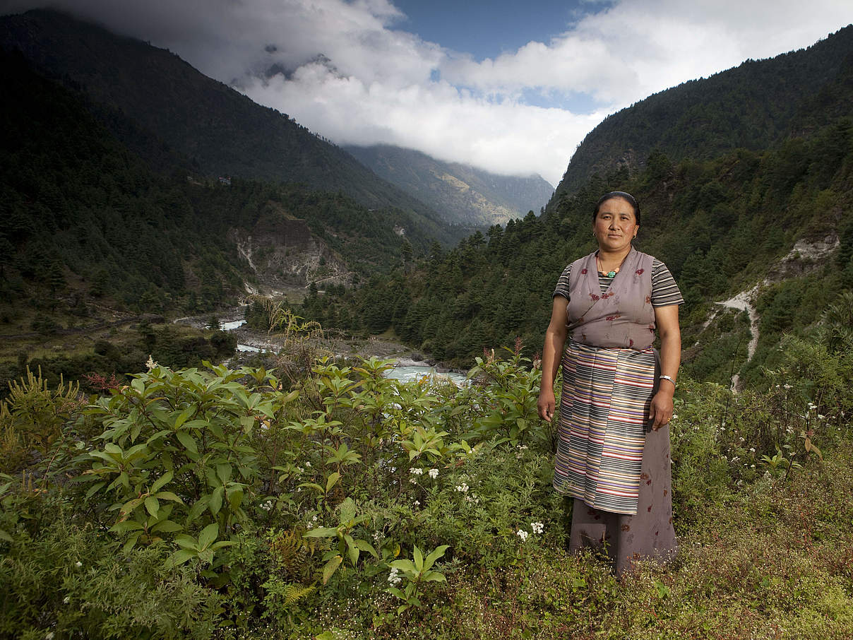 Frau am Imja-See in Nepal © WWF / Steve Morgan