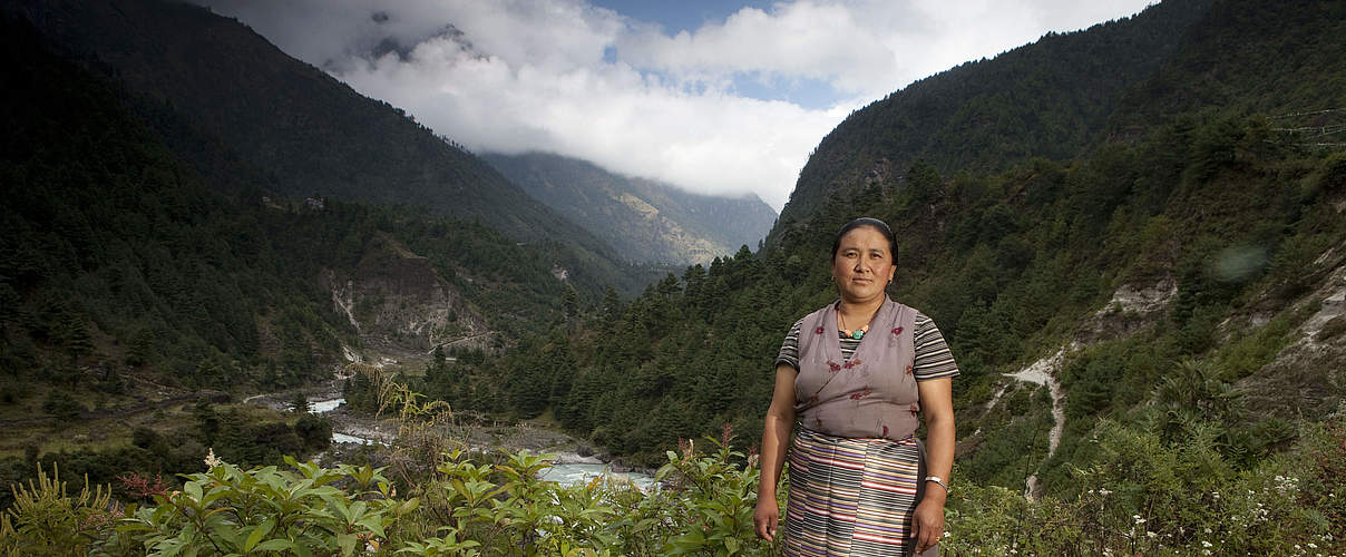 Frau am Imja-See in Nepal © WWF / Steve Morgan