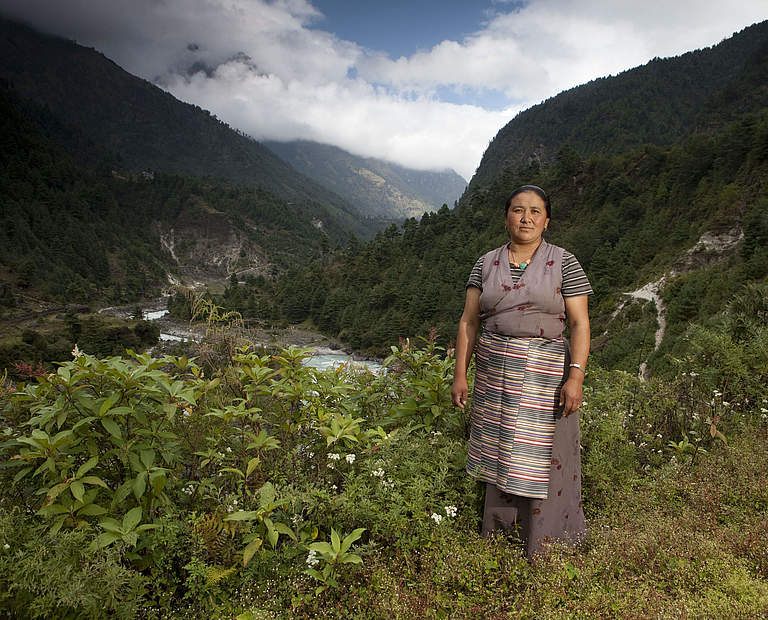 Frau am Imja-See in Nepal © WWF / Steve Morgan