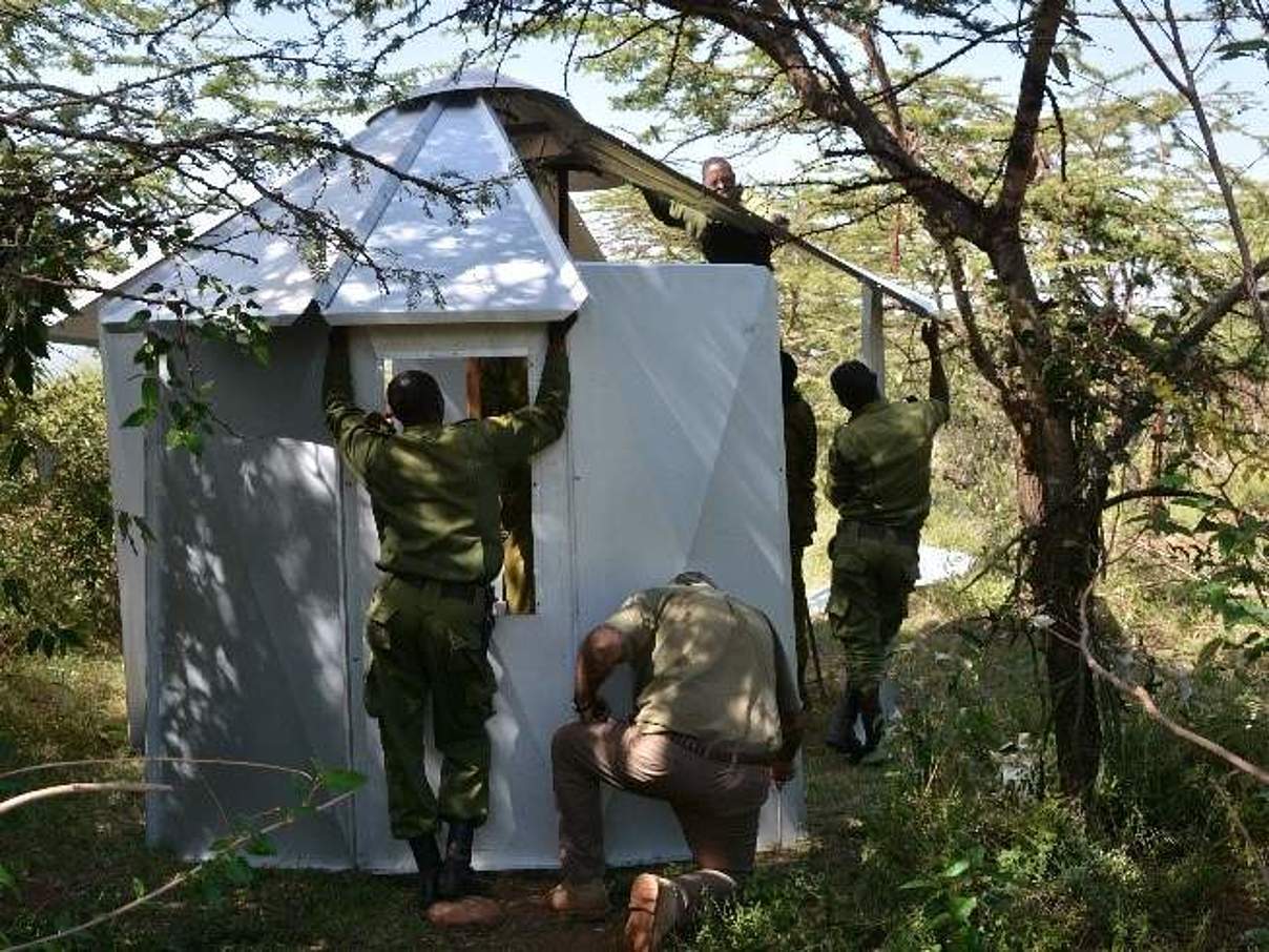 Ranger bauen einen neuen Ranger-Außenposten in dem wichtigen Elefanten-Lebensraum, der an das Land der Gemeinde grenzt © Elephant Aware