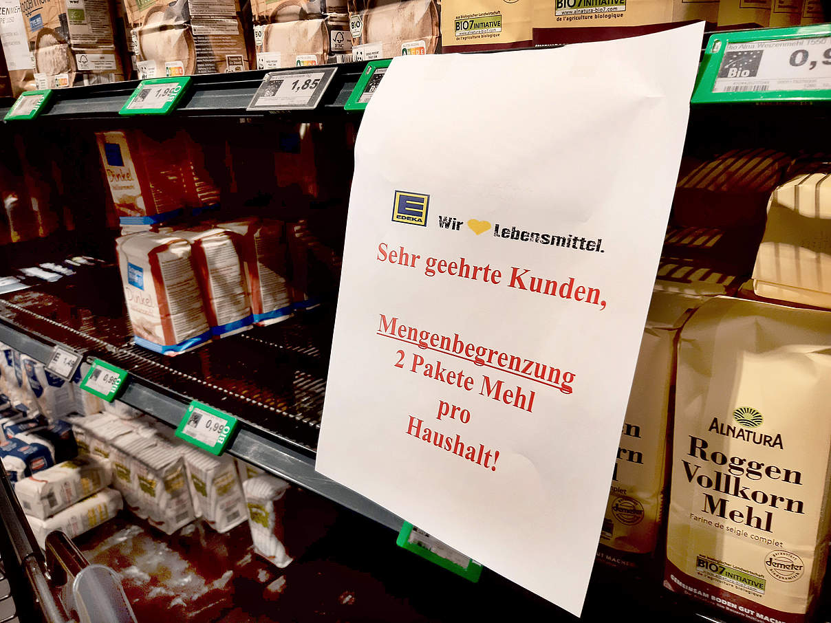 Supermarktregal während des Ukraine-Krieges © imago / Martin Wagner