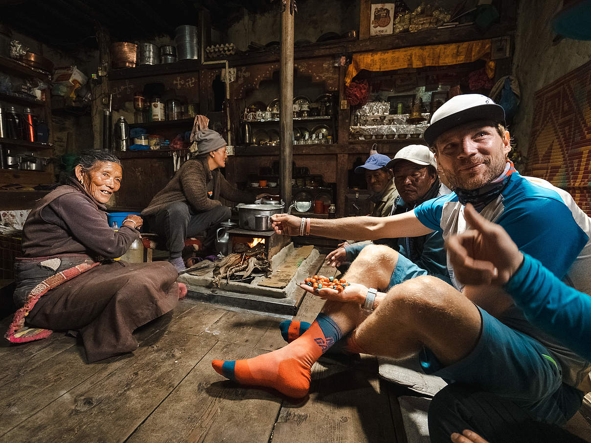 Benedikt Böhm und Prakash Sherpa zusammen mit der lokalen Bevölkerung im Himalaja © Mountainfilmcrew