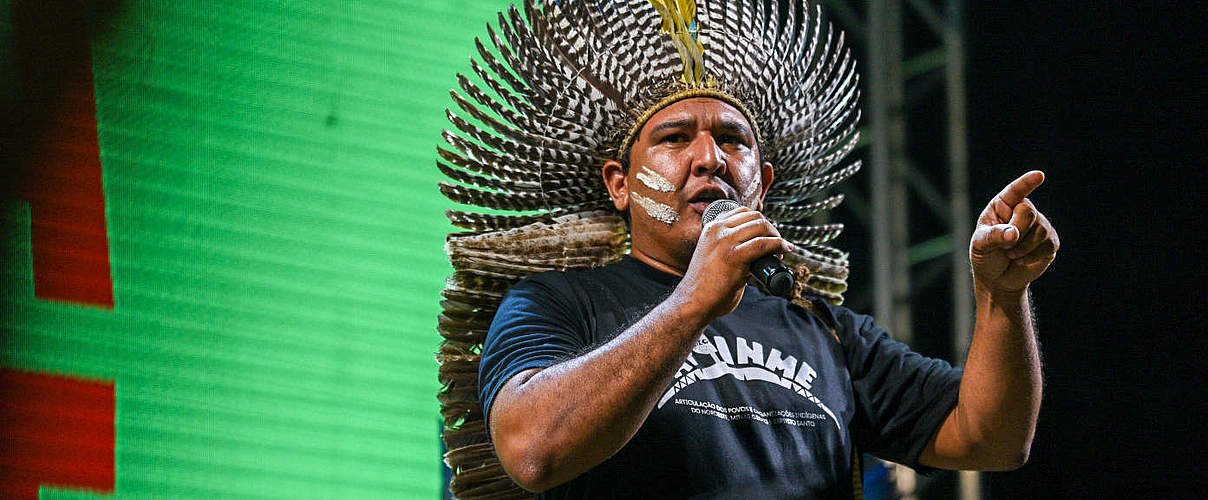 Ein brasilianischer Indigene spricht auf dem Free Land Camp 2022 in Brasilia, Brasilien © WWF Brasil