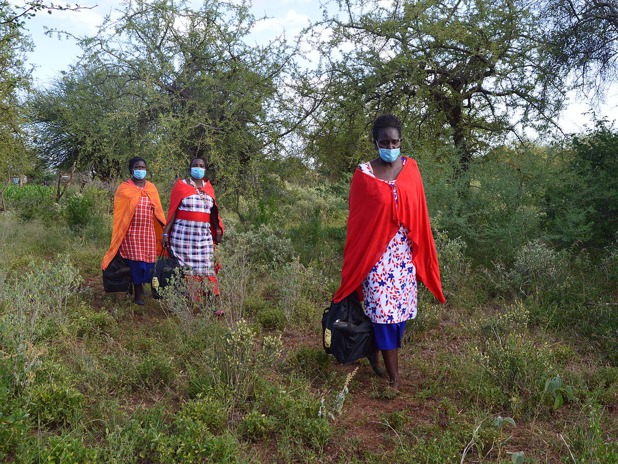 Die Imkerinnen auf dem Weg zu ihrer Arbeit © WWF Kenia