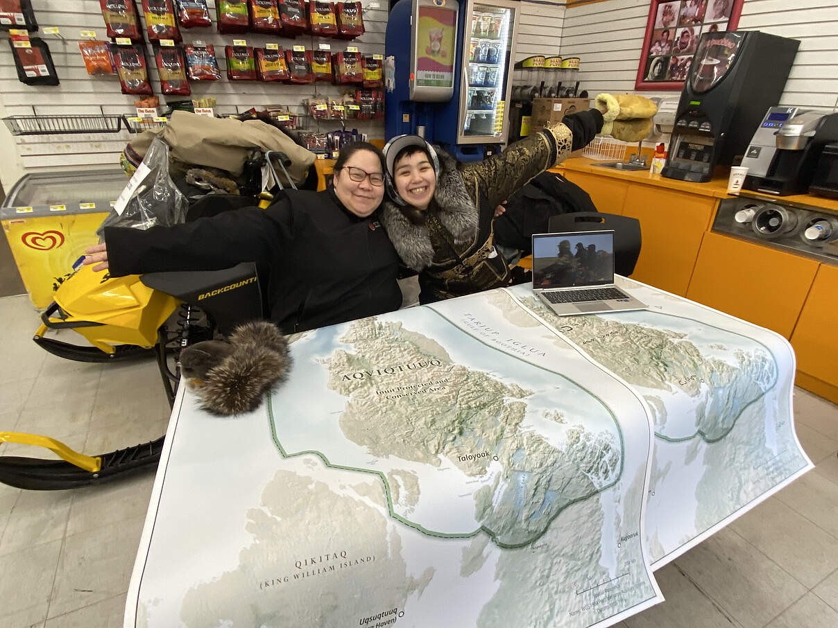 Infostand der Taloyoak Umarulirigut Association im Northern Store in Gjoa Haven © Emina Ida / WWF Canada 