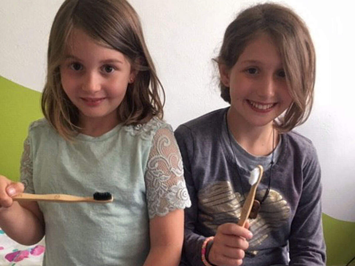 Fenia und Mina nutzen Zahnbürsten aus Bambus