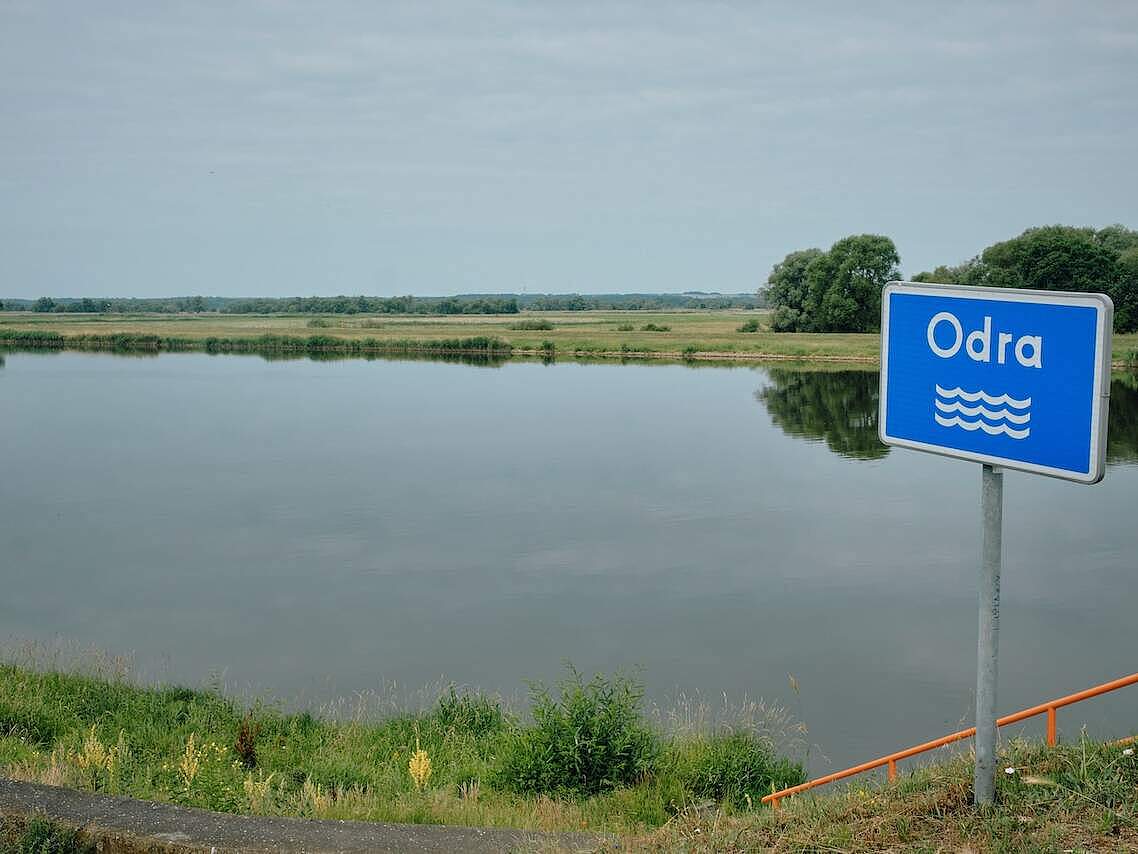 Ein Schild weist bei Krajnik-Dolny auf den Fluss Oder (polnisch: Odra) hin © Alexander Paul Brandes