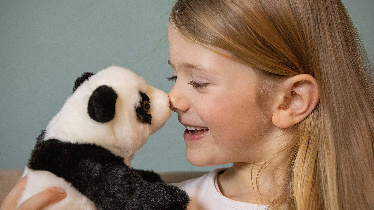Mädchen mit Plüschpanda © Sonja Ritter / WWF