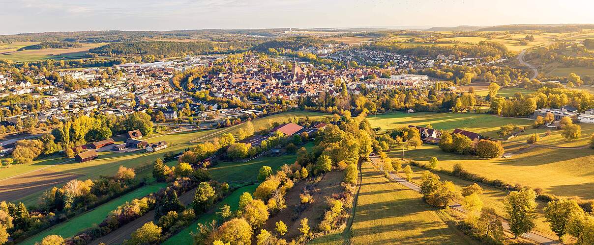 Luftbild einer kleinen Stadt im Schwarzwald © IMAGO / imagebroker