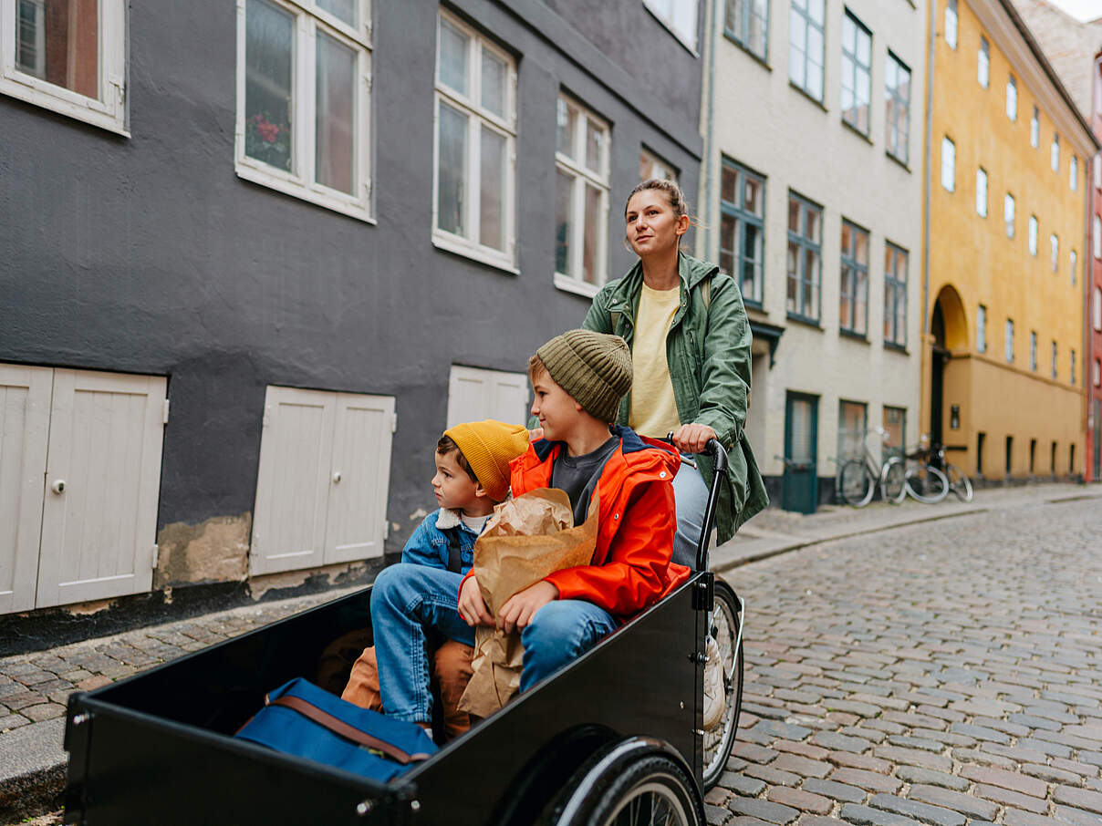 Unterwegs mit dem Lastenfahrrad © iStock
