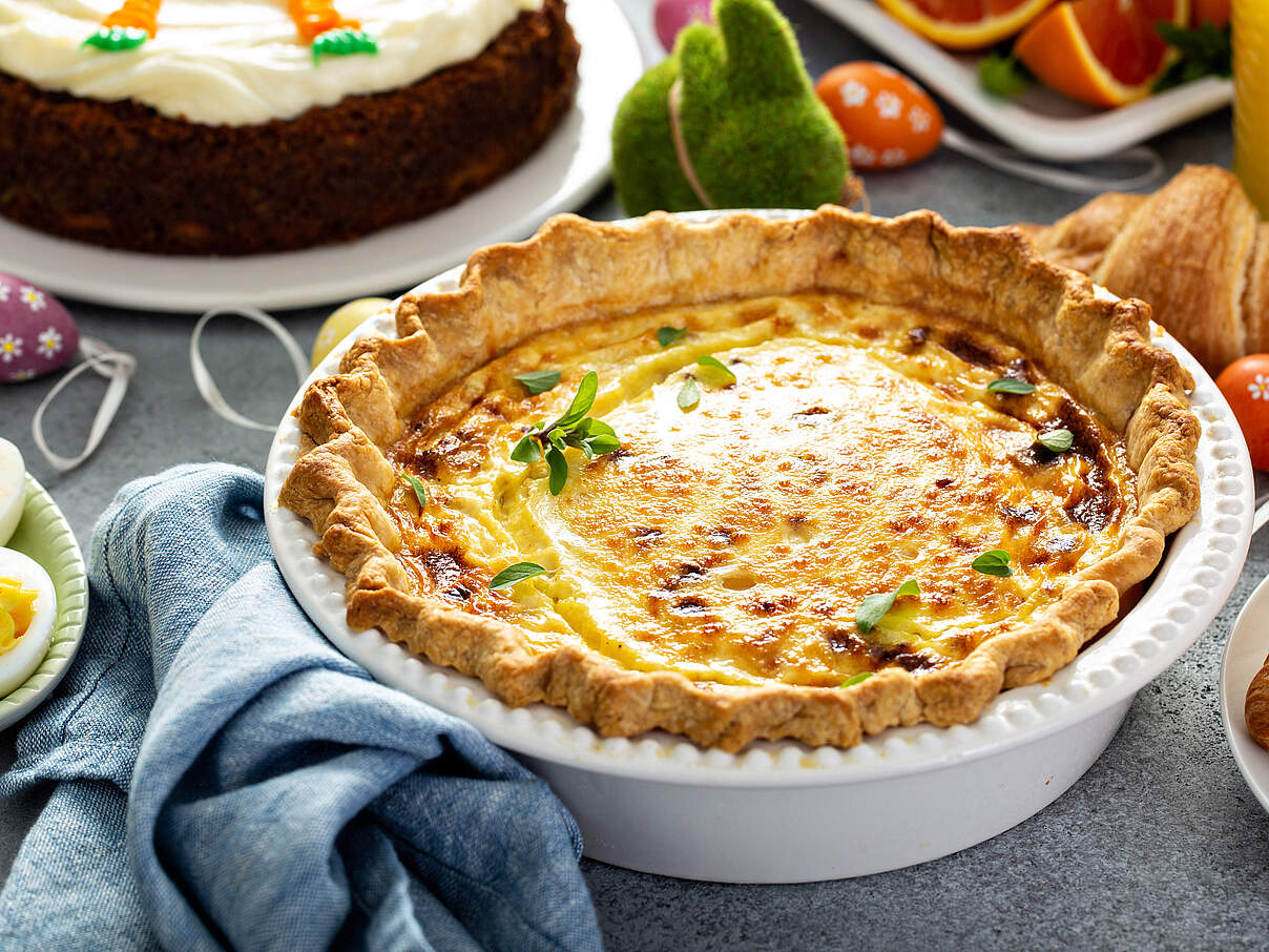 Ein vegetarischer Auflauf auf einem österlich gedeckten Tisch zum Osterbrunch