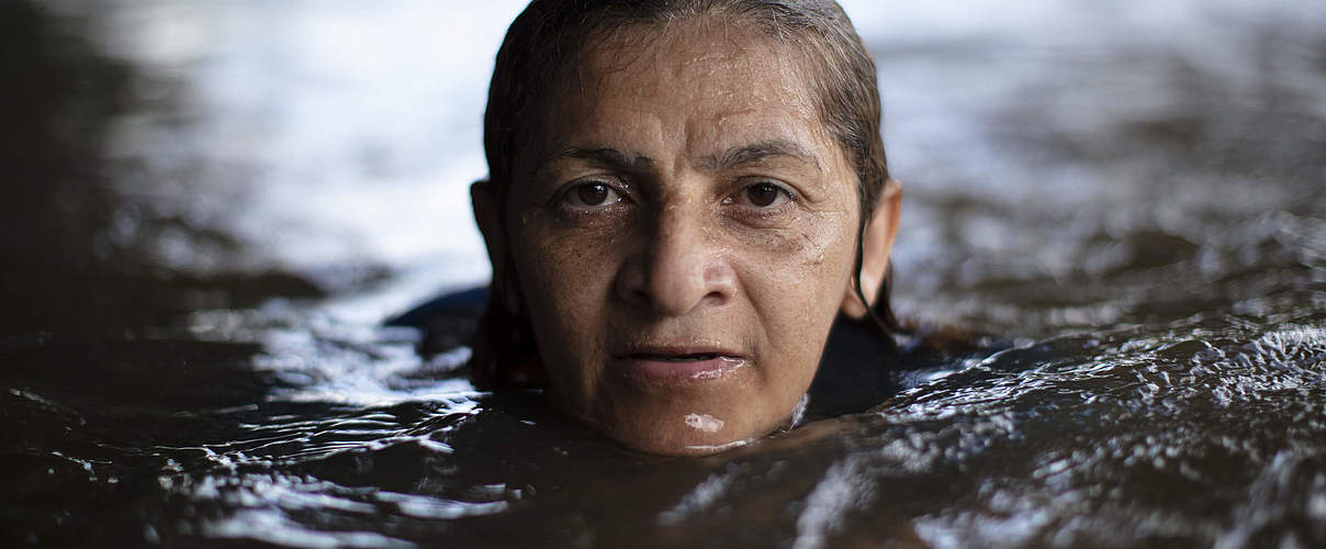 Ivaneide Bandeira Cardozo (Neidinha) schwimmt im Jamari Fluss, Uru-Eu-Wau-Wau territory, Rondônia © Marizilda Cruppe / WWF-UK