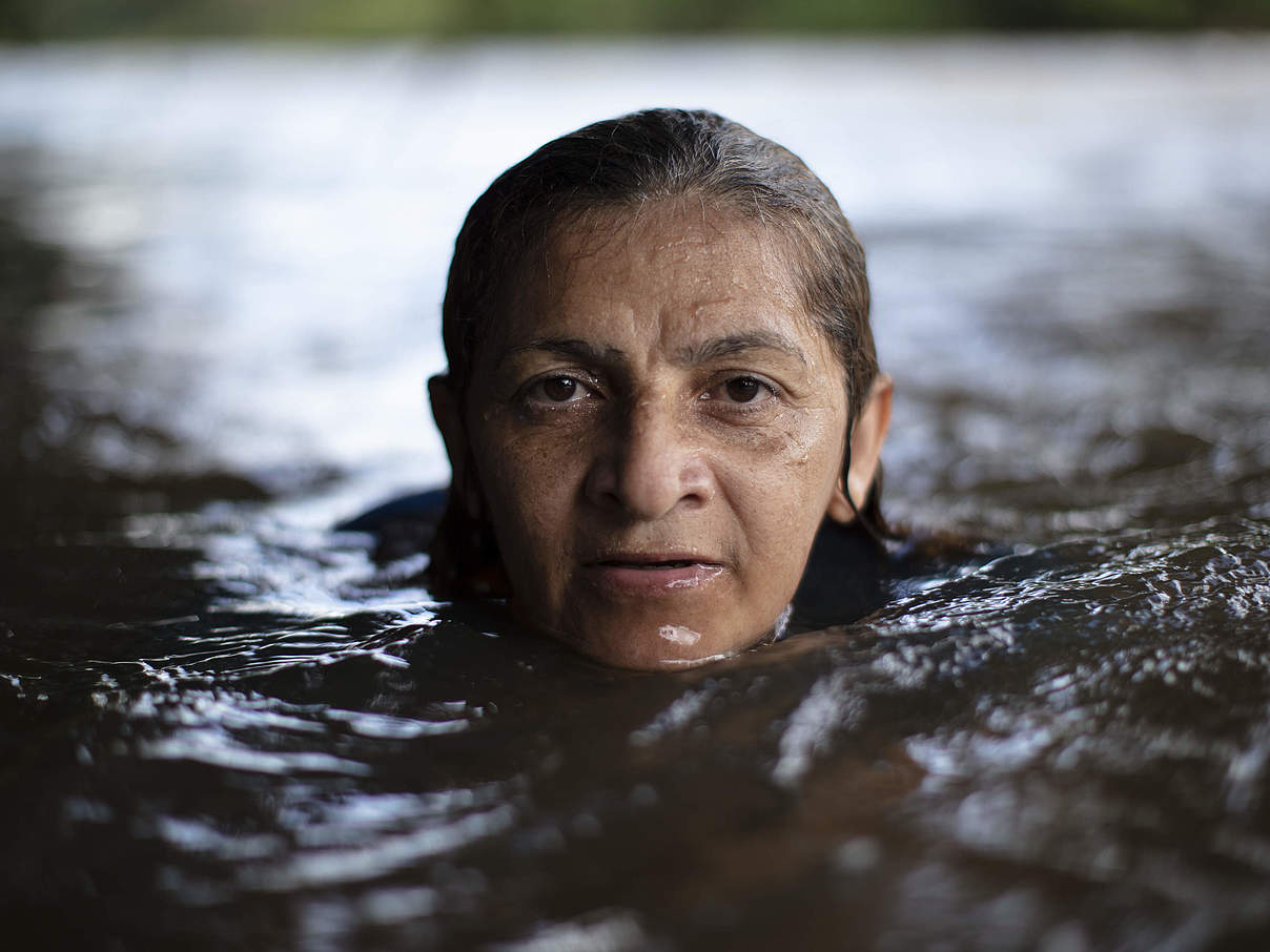Ivaneide Bandeira Cardozo (Neidinha) schwimmt im Jamari Fluss, Uru-Eu-Wau-Wau territory, Rondônia © Marizilda Cruppe / WWF-UK