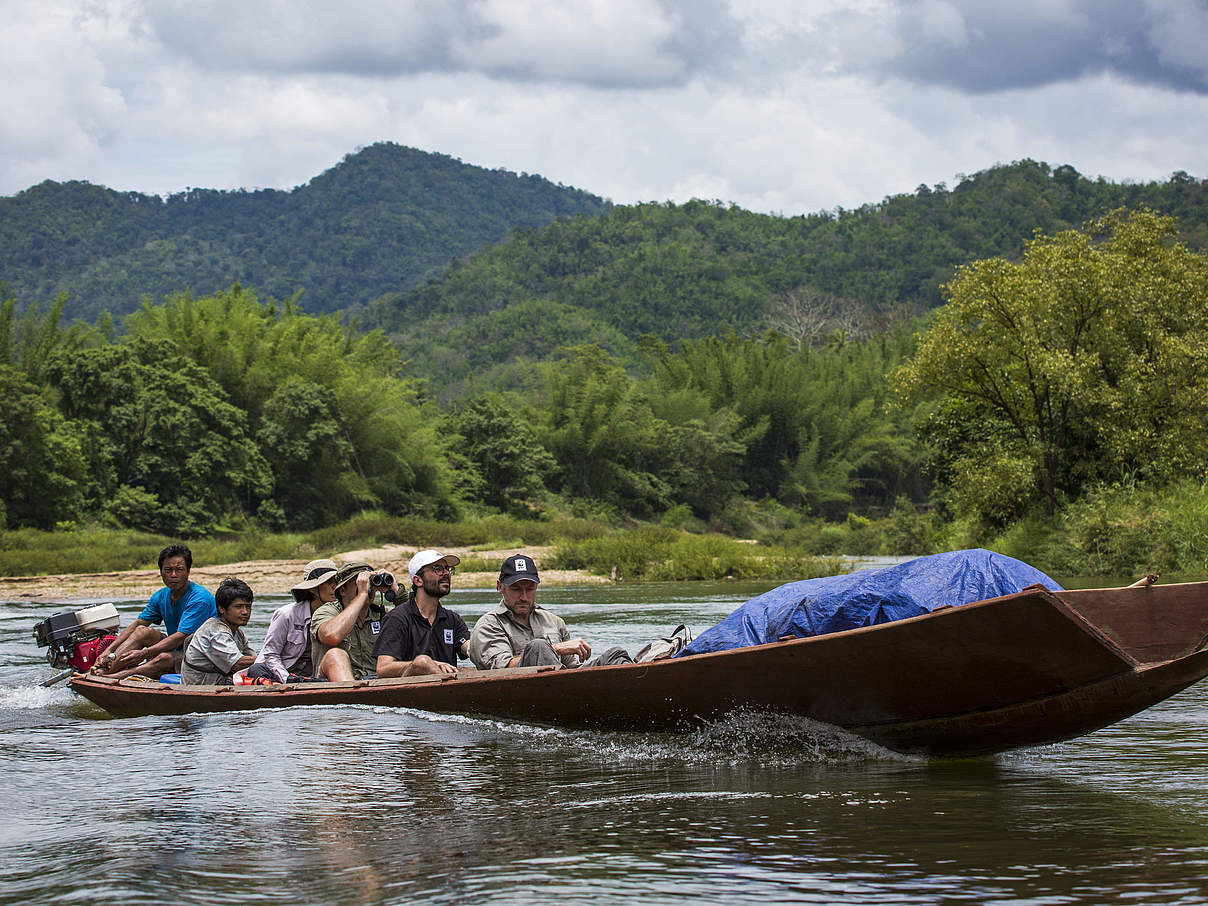 Mitarbeiter des WWF bei der Feldarbeit im Mekong. © Hkun Lat / WWF Australien