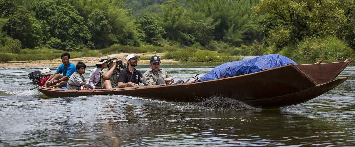 Mitarbeiter des WWF bei der Feldarbeit im Mekong. © Hkun Lat / WWF Australien