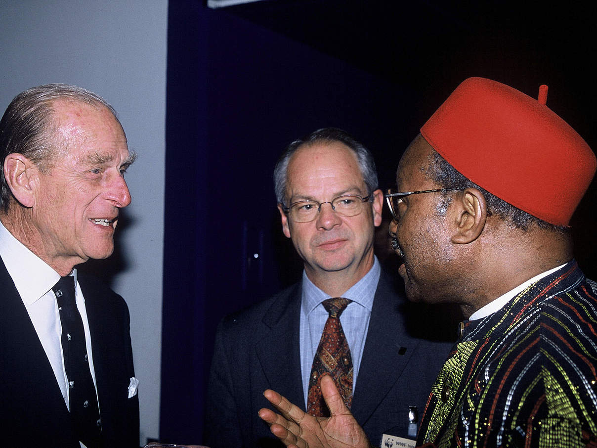 Prinz Philip, Dr. Claude Martin und Emeka Anyaoku bei der WWF-Jahreskonferenz 2002 © WWF International 