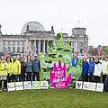 Umweltverbände posieren bei der Petitionsübergabe "Hands off Nature" vor dem Reichstagsgebäude in Berlin